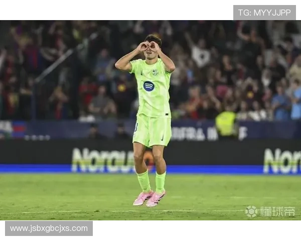 每体：巴萨将在明夏决定是否与莱万续约，持续关注戴维